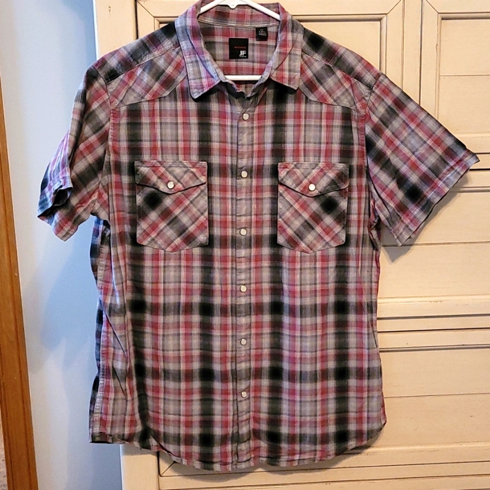 J Fettar Modern Fit Size Large Men's button down short sleeve shirt